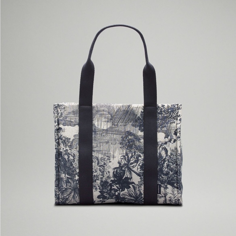 🍋💙 NWT Lululemon Boxy Tote Bag 10L Print Sketch Toile Turtledove Navy/Obsidian - Picture 3 of 16